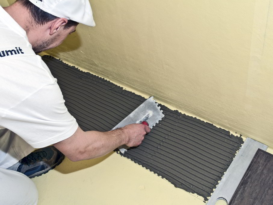 nanesenie lepidla pod obklad