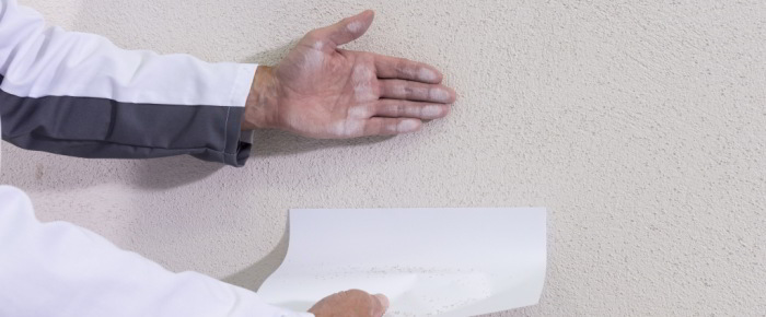 Pieskujúci povrch fasáy